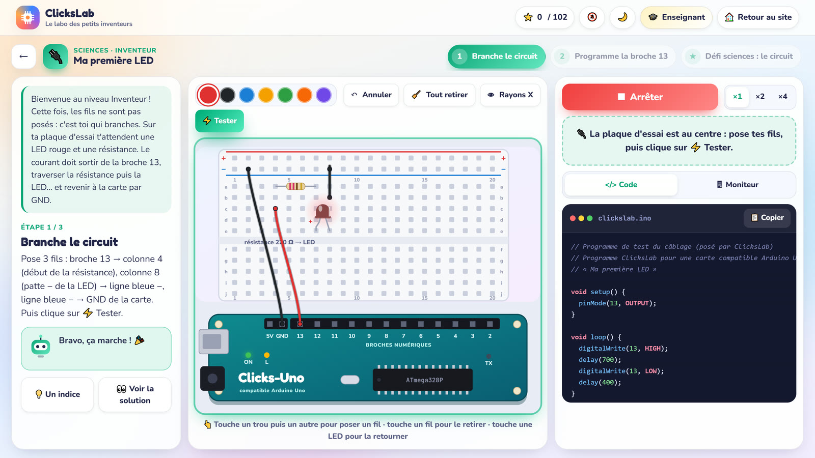 Niveau Inventeur de ClicksLab : trois fils posés sur la plaque d'essai relient la broche 13, la résistance, la LED rouge allumée et la masse GND.